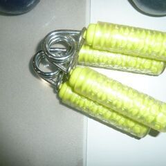 鉄アレイ5㎏、3kg、握力強化器具2個の画像