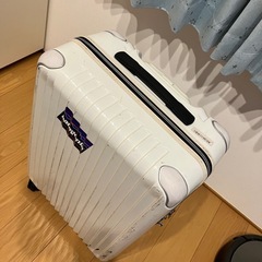 スーツケース　白の画像