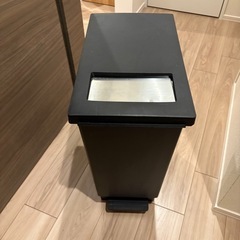 ペダル式ゴミ箱
の画像