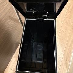 ペダル式ゴミ箱
の画像