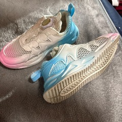 カチカチ巻くタイプの靴　21cmの画像