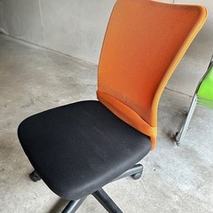 （美品）4つの椅子、回転と昇降が可能で、新品に近いの画像