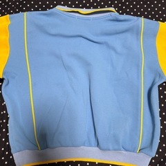 水色と黄色のポロシャツスタイルのジャージ、サイズ110、中古品で使用感あり。の画像