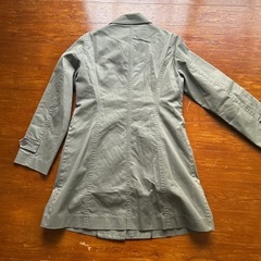 カーキボタン付きロングコートの画像