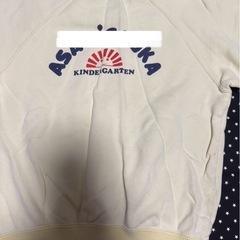 幼稚園ロゴが特徴的な120サイズのトレーナー。  - ブランド: GARDEN - サイズ: 120 - デザイン: 幼稚園ロゴ入り - 状態: 中古　キリン児の画像