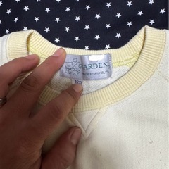幼稚園ロゴが特徴的な120サイズのトレーナー。  - ブランド: GARDEN - サイズ: 120 - デザイン: 幼稚園ロゴ入り - 状態: 中古　キリン児の画像