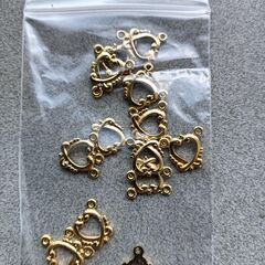 手作りアクセサリーのパーツ色々　一袋50円✨️の画像