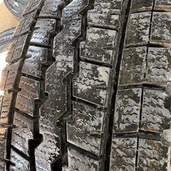 スタッドレスタイヤ195/80R15鉄ホイール付6穴　キャラバンの画像