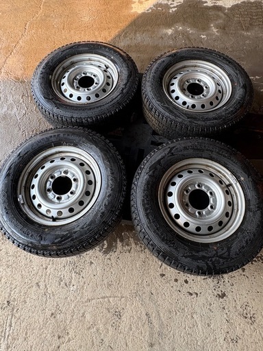 スタッドレスタイヤ195/80R15鉄ホイール付6穴　キャラバン