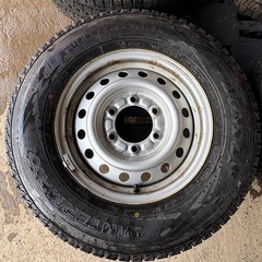 スタッドレスタイヤ195/80R15鉄ホイール付6穴　キャラバンの画像