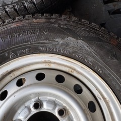 スタッドレスタイヤ195/80R15鉄ホイール付6穴　キャラバンの画像
