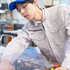 工場内でのパーツ組立／スピード入社対応の画像