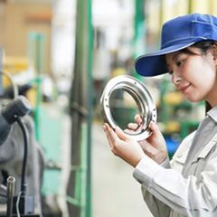 工場内でのパーツ組立／スピード入社対応の画像