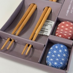 【未使用】京都くろちく 箸＆箸置き ペアセット／THE KYOTO KUROCHIKU／麻の葉・市松／竹のお箸 2膳＋磁器の箸置き2個／和柄 ペア ギフト 来客用 プレゼント 和モダン 食器 台所 キッチン 小物の画像