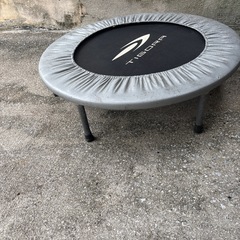 小さいトランポリンの画像