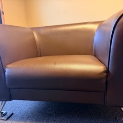 ブラウン アームチェア 合成皮革 メタル脚の画像