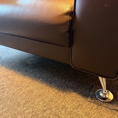 ブラウン アームチェア 合成皮革 メタル脚の画像