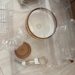 ハムスターゲージ、餌、砂、木くずの画像