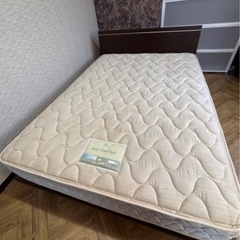 ダブルベッドの画像