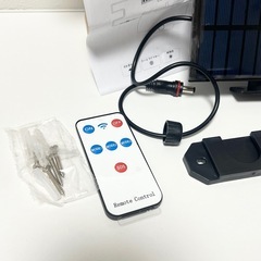 【防犯＆省エネ】106LED ソーラーセンサーライト 分離型 3M延長コード付 屋外ライト リモコン操作 IP65防水の画像