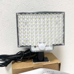 【防犯＆省エネ】106LED ソーラーセンサーライト 分離型 3M延長コード付 屋外ライト リモコン操作 IP65防水の画像