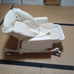 ハイローチェア、ベビービョルンバウンサー２点の画像