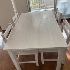 ダイニングテーブルの画像