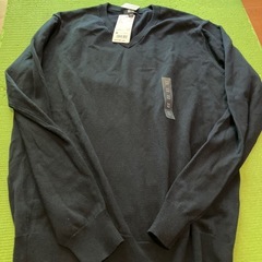 ユニクロ　VネックセーターM　新品の画像