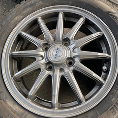 2024年新品冬タイヤブリヂストンVRX3ザックのアルミホイール付き軽自動車の画像