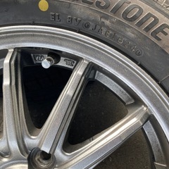 2024年新品冬タイヤブリヂストンVRX3ザックのアルミホイール付き軽自動車の画像