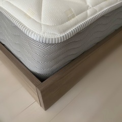 ダブルベッド＋マットレスの画像