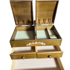 木製の花柄装飾が施されたコンパクトな収納ボックスの画像