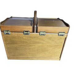 木製の花柄装飾が施されたコンパクトな収納ボックスの画像