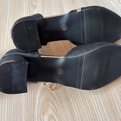 ブラック　アンクルストラップパンプス　キラキラ　ラメ　きれいめ　おしゃれ　黒色の画像