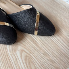 ブラック　アンクルストラップパンプス　キラキラ　ラメ　きれいめ　おしゃれ　黒色の画像