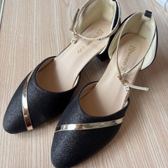 ブラック　アンクルストラップパンプス　キラキラ　ラメ　きれいめ　おしゃれ　黒色の画像