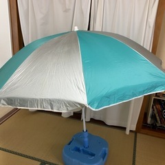 パラソルスタンドとおまけのパラソルの画像