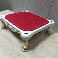美品 安寿 軽量浴槽台 ジャストソフト あしぴた すべり止めシート 高さ調整可能 アロン化成 椅子 イス 介護用品 入浴補助 お風呂 レッド【糸島市内 送料無料】　88297-3-③-008の画像