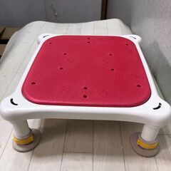 美品 安寿 軽量浴槽台 ジャストソフト あしぴた すべり止めシート 高さ調整可能 アロン化成 椅子 イス 介護用品 入浴補助 お風呂 レッド【糸島市内 送料無料】　88297-3-③-008の画像