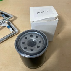 トヨタ純正ナンバーフレーム　2枚とオイルフィルターの画像