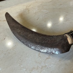 雑草の除草作業に🍃角度付き除草鎌✨刃長120mm地面に這った草用🌱サビ•汚れあり💦S-55芝の中の雑草抜きに🧤グレー•肌色の画像