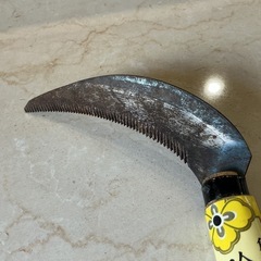 雑草の除草作業に🍃角度付き除草鎌✨刃長120mm地面に這った草用🌱サビ•汚れあり💦S-55芝の中の雑草抜きに🧤グレー•肌色の画像