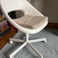 ニトリNクリックボックスとIKEA 椅子の画像