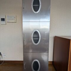 10/28引き取り限定●木製の3枚扉チェスト　まだ使えます！