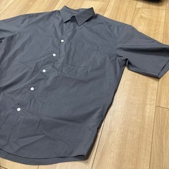 GUメンズ服　半袖シャツ　ダークグレー　Mサイズの画像