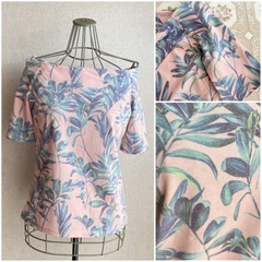 AZUL by moussy/オフショルトップスの画像