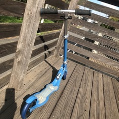 子ども用キックボードの画像