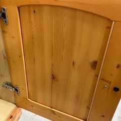 O2510-661 （株）ファニシングまこと 食器棚 上下分割可 ※上扉裏面に両面シールの跡有り・下扉裏面一部部材不足 中古 現状お渡しの画像