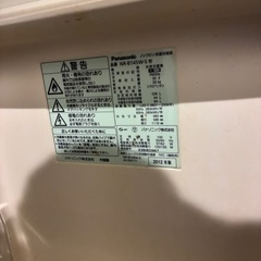 冷蔵庫、テーブル、棚、とーすトースターの画像