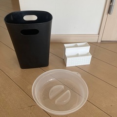ゴミ箱、レンジ蓋、リモコン入れ。の画像